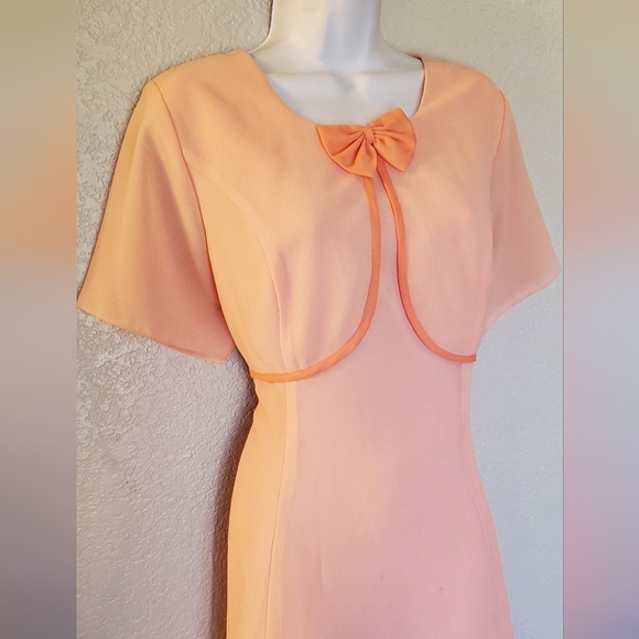 Vintage 1970s Peach Midi Dress with Bow Detail Size Medium - Picture 3 of 7